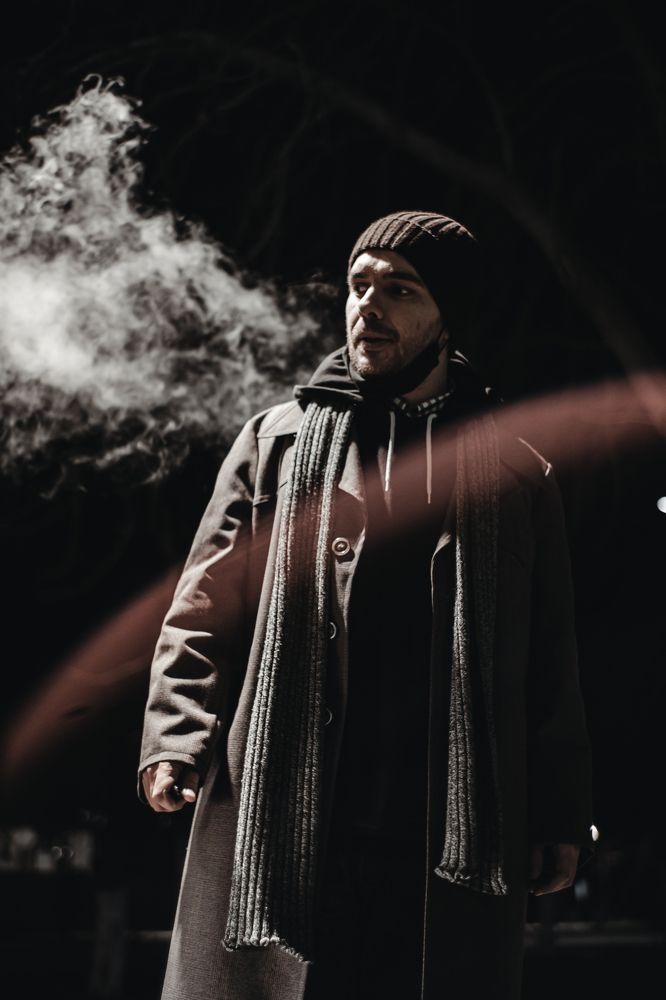 Фотография мужчины в пальто с бликом