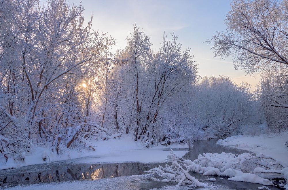 И речка подо льдом блестит