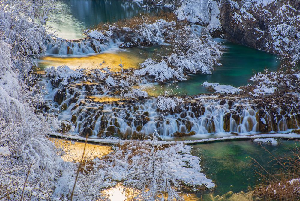 Frozen sunset on Plitvice lakes