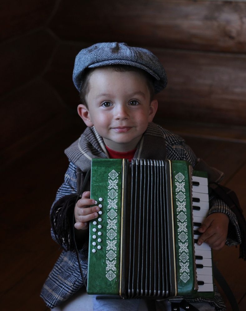 Мальчик с аккордеоном