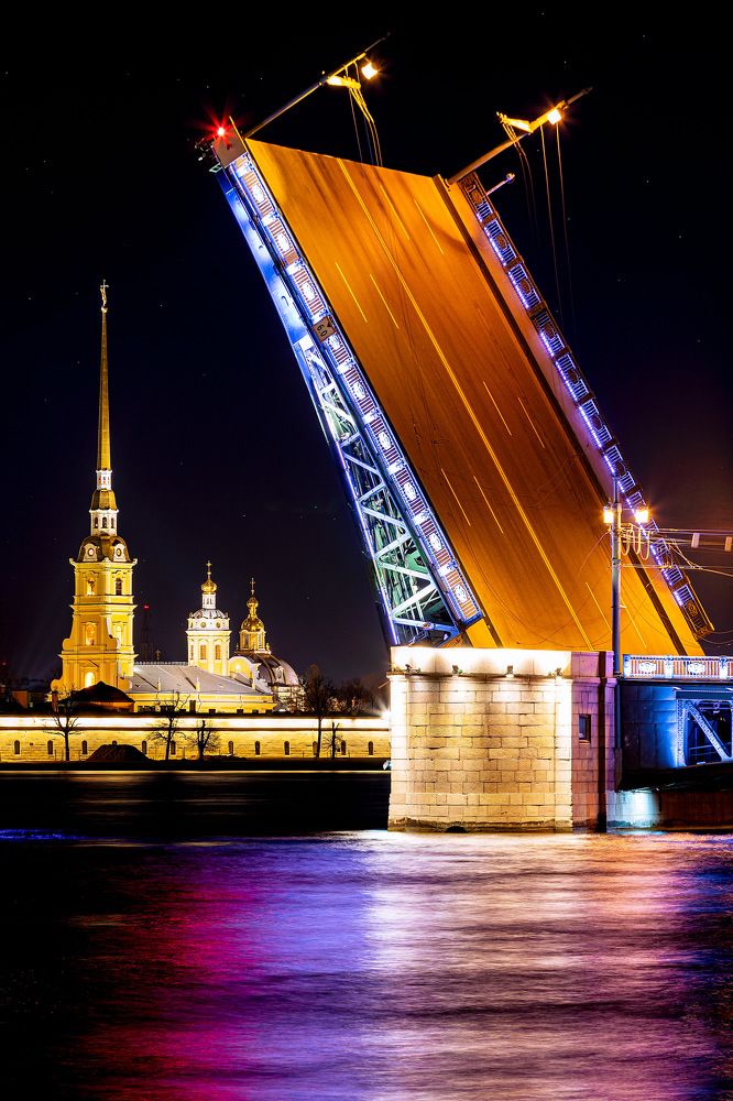 Дворцовый мост на фоне Петропавловской крепости.