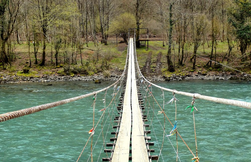 Подвесной верёвочный мост  через Бзыбь