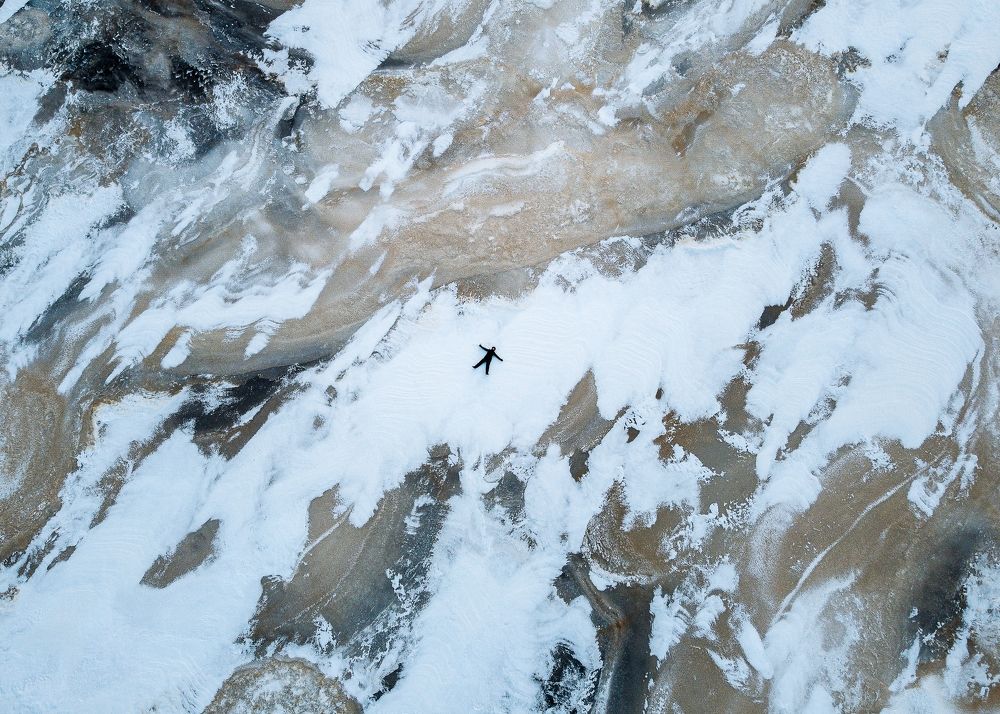 Человек на мраморном льду.