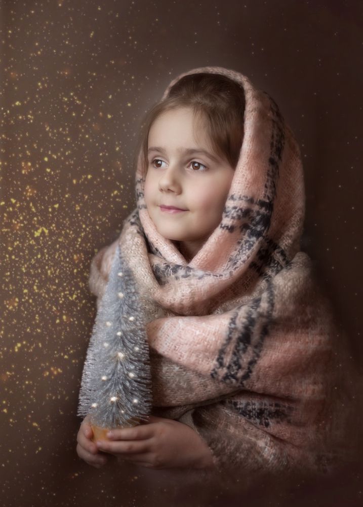 Девочка с ёлкой