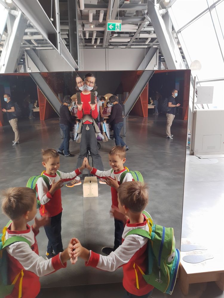 Это зеркало множит людей!