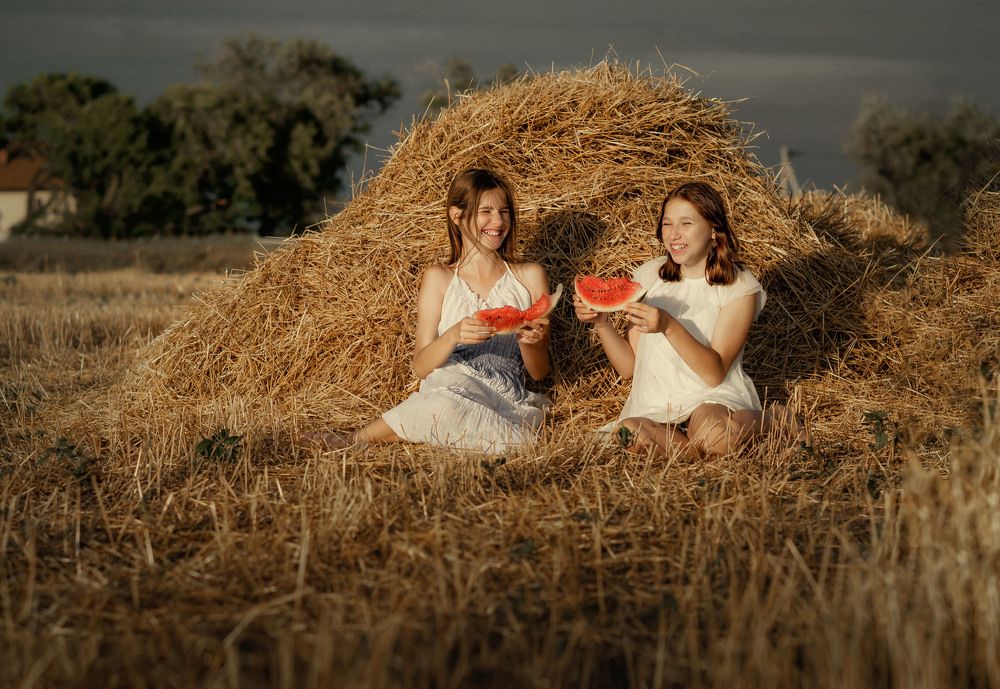 Подружки с арбузом