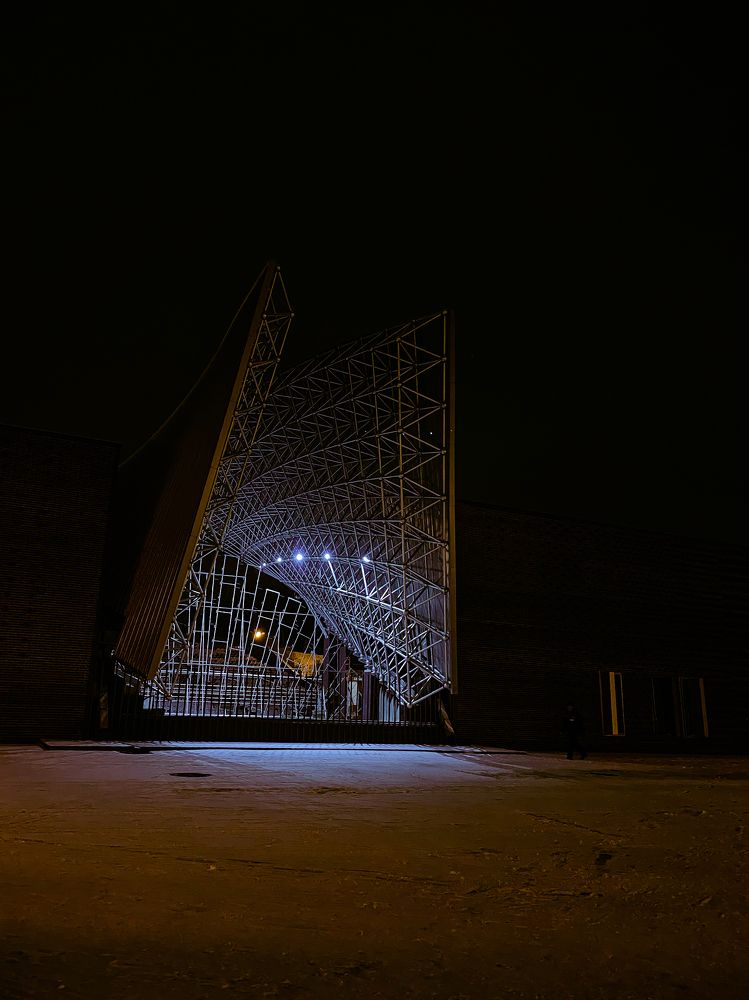 Огни амфитеатра в зимней темноте.