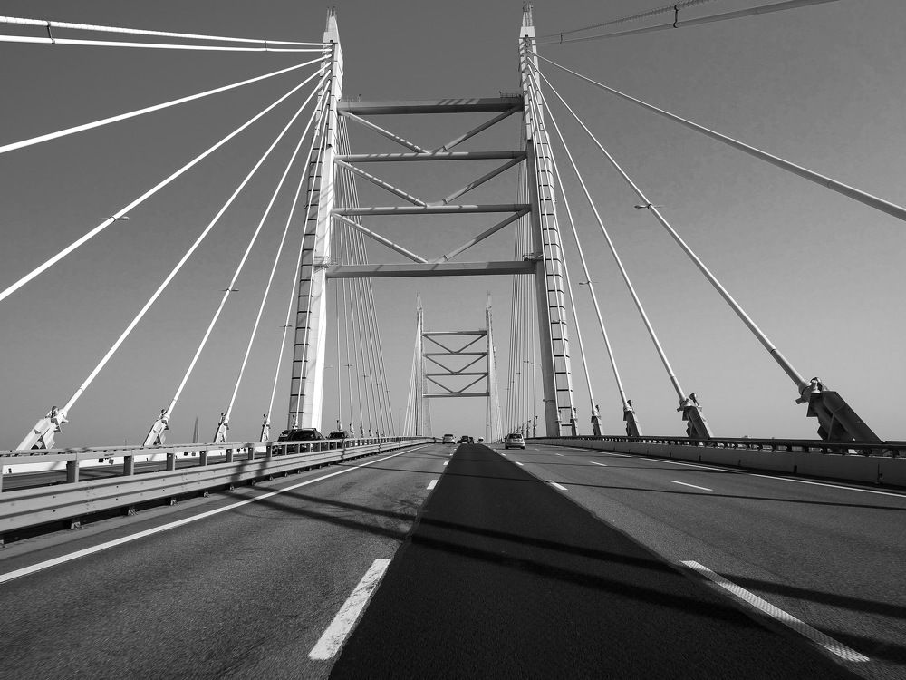 Вантовый трехпролетный пилонный мост через Корабельный фарватер