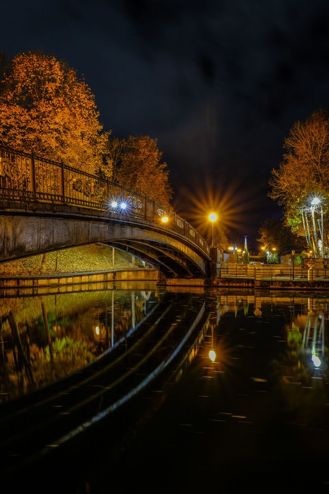Старый мост в городском парке