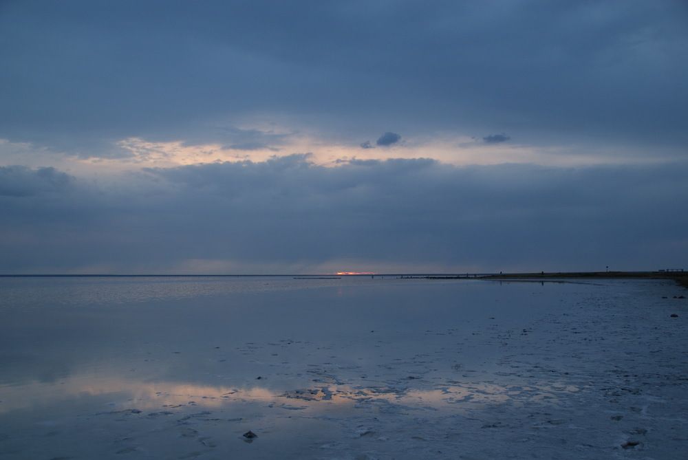 Отражение заката в озере