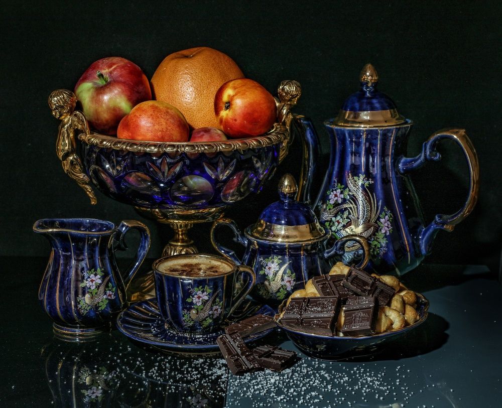 Натюрморт в оттенках кобальт