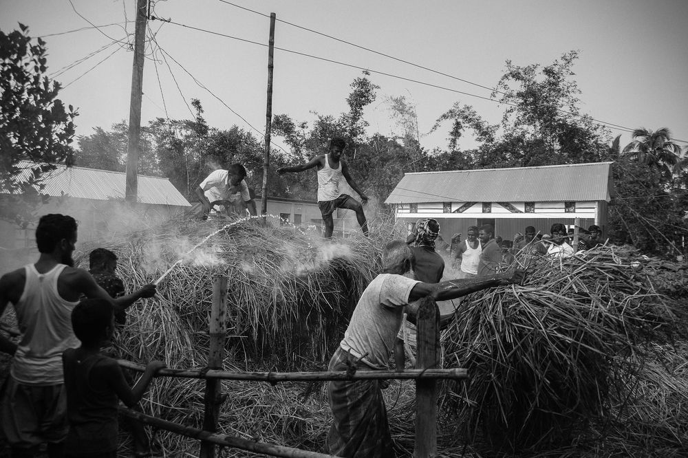 Saving the accumulated rice straw from burning in the fire