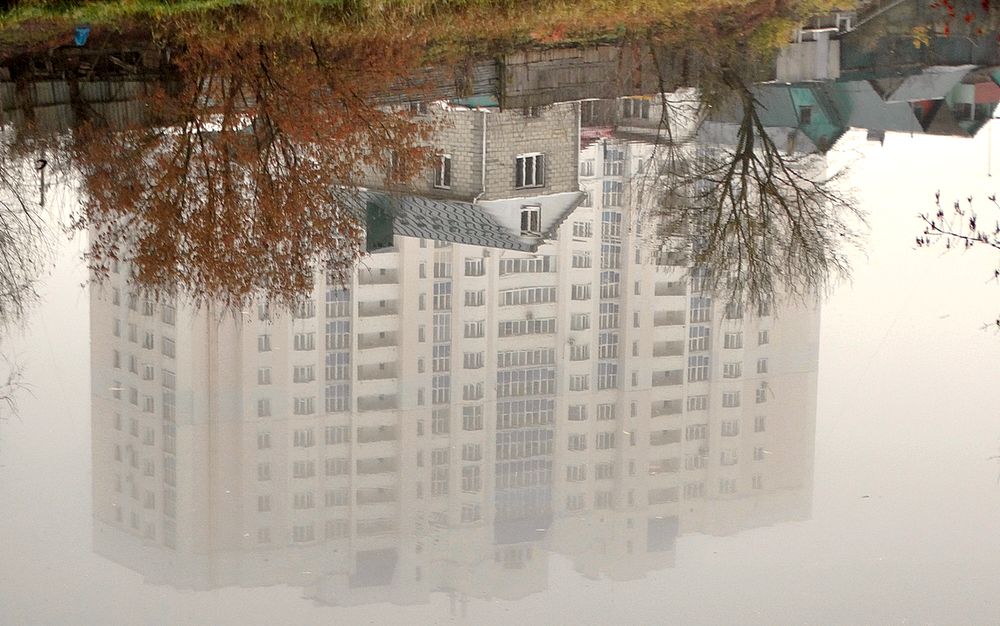 Отражение дома и осени в реке