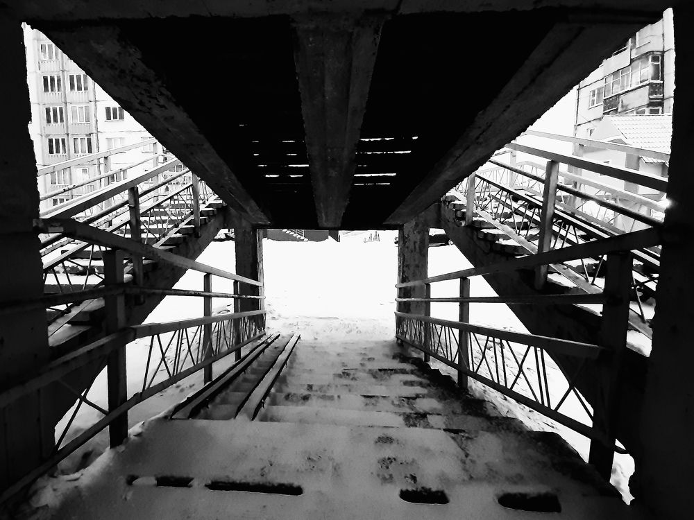 Геометрия. Город. Треугольники. Квадраты.