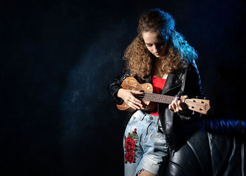 Девочка с укулеле