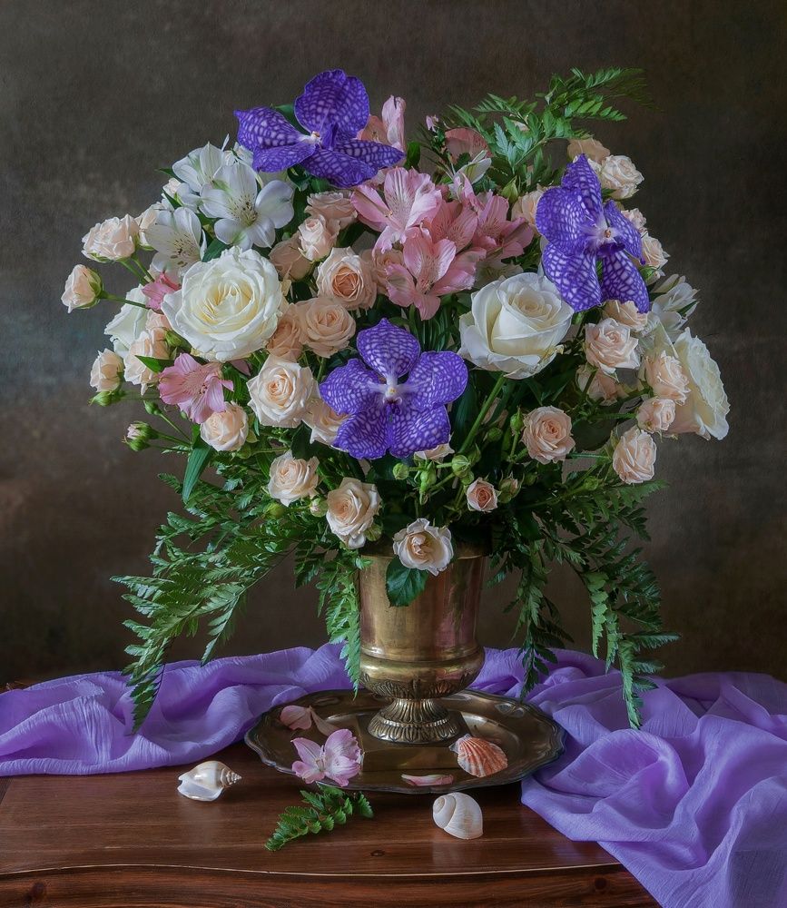 Торжественно и нежно.