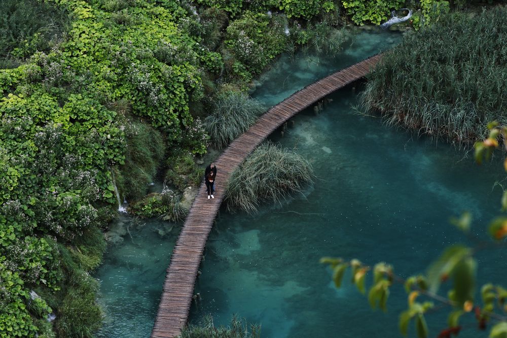 Деревянный мостик через озеро