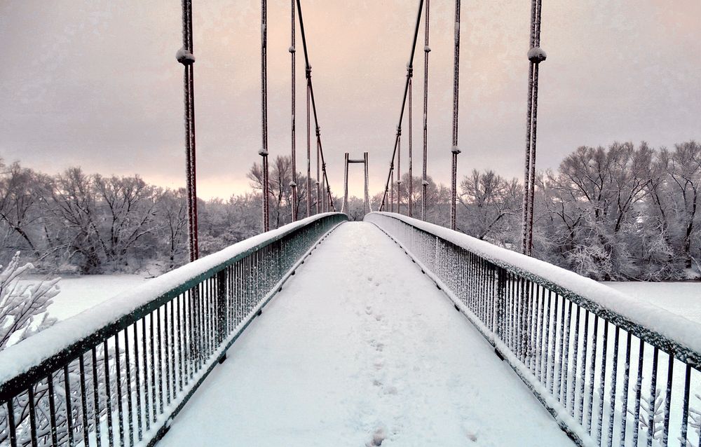Мост в инее утром