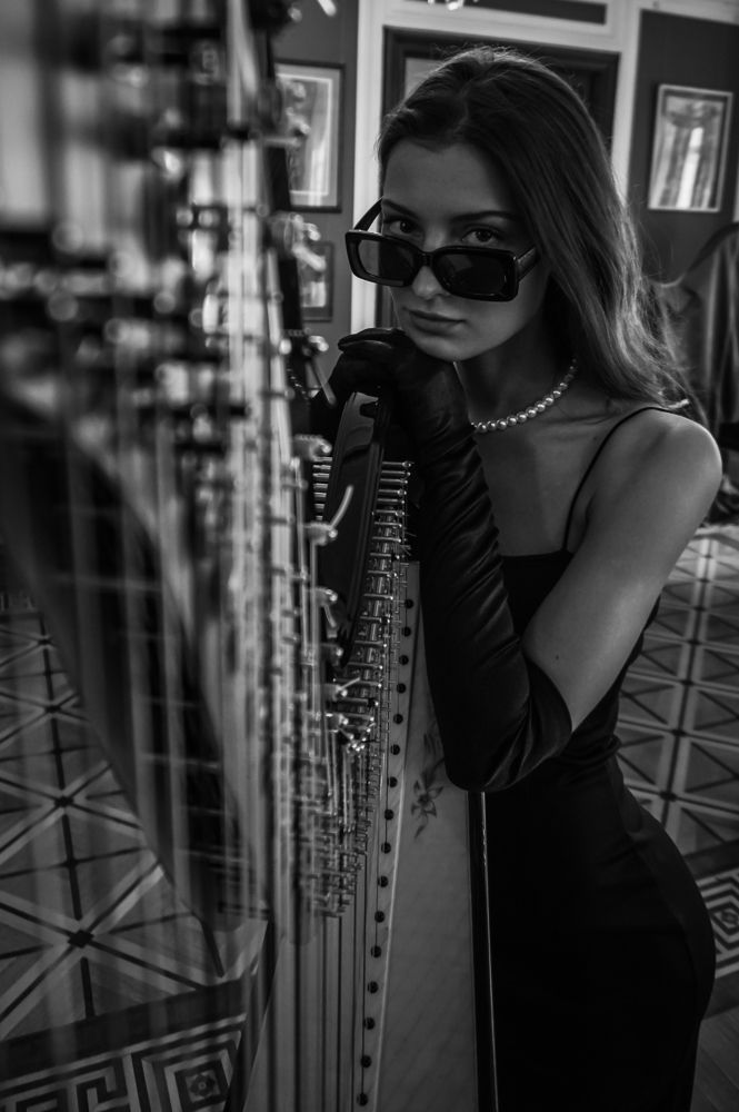 Девушка у Арфа