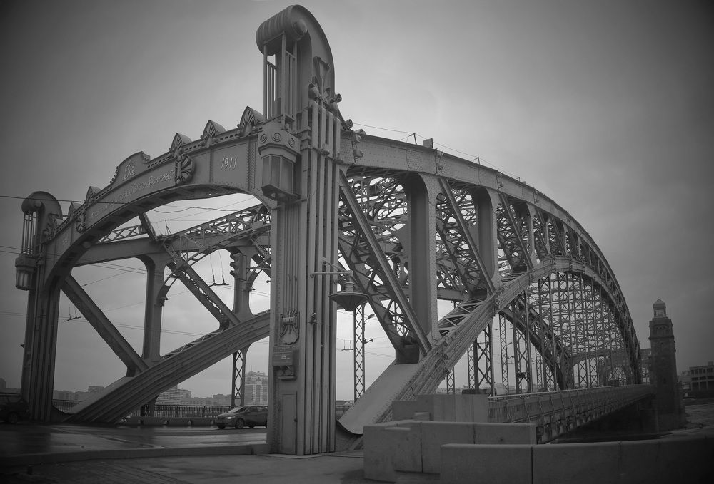Мост Императора Петра Великого в Санкт Петербурге.