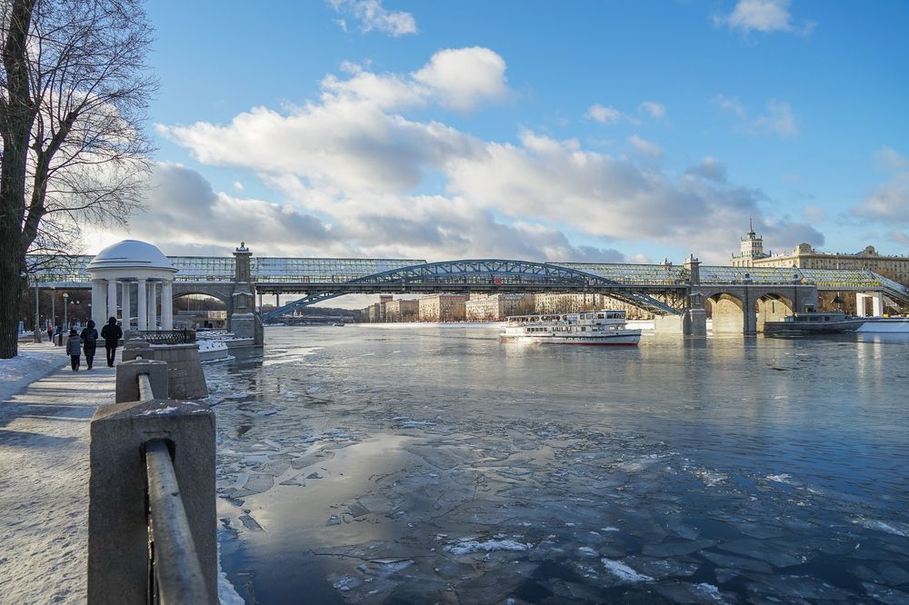 Андреевский пешеходный мост в Москве.
