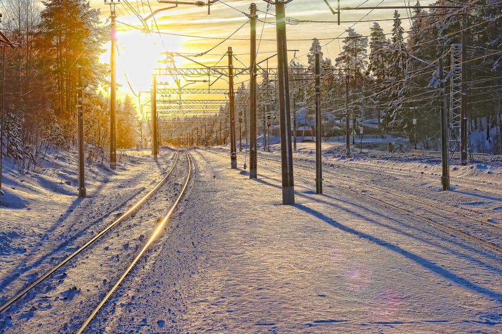 Рельсы в утреннем солнце