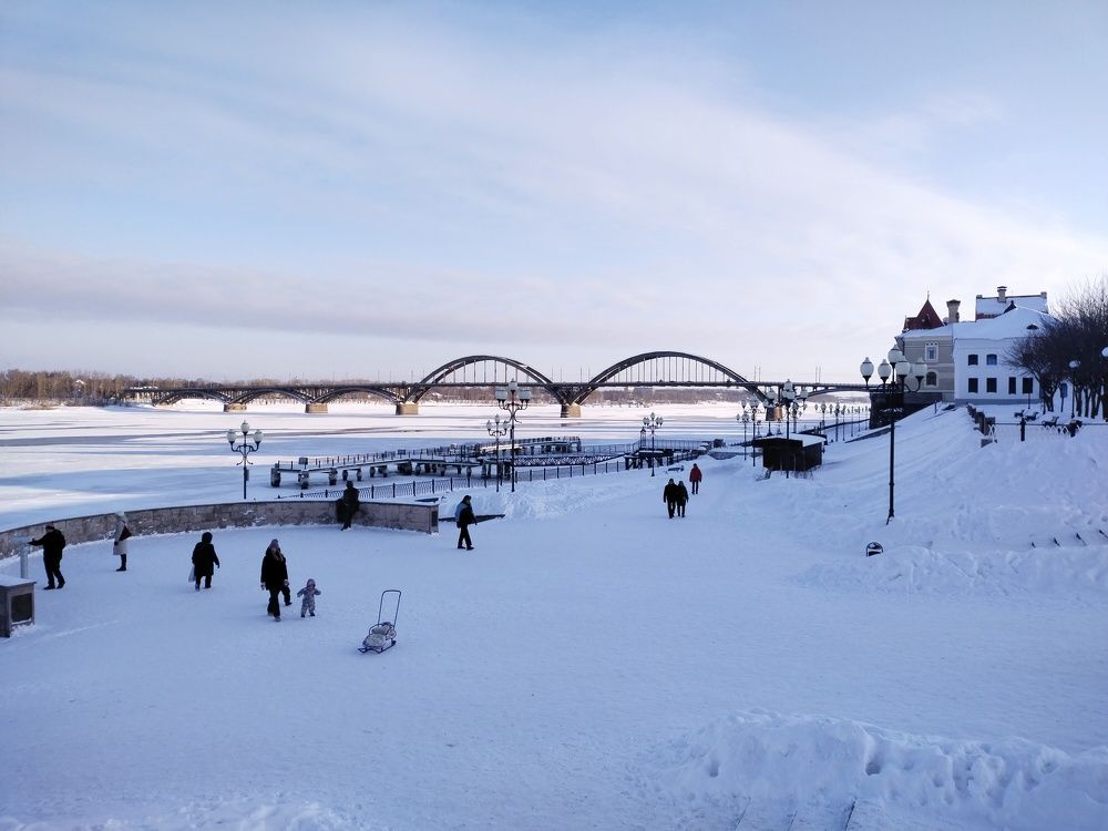 Волжская набережная, вид на мост