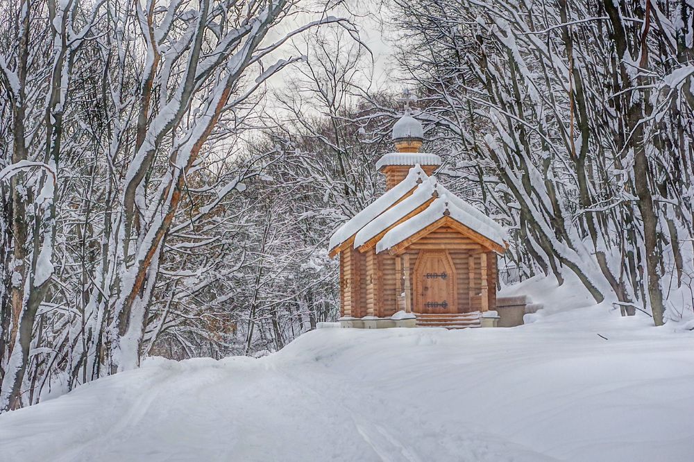 За монастырской стеной
