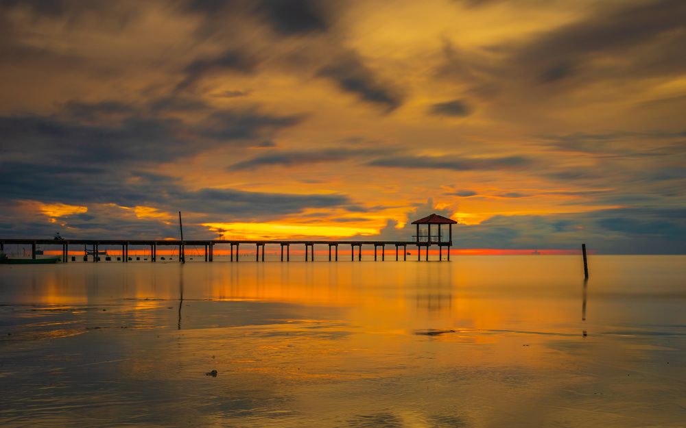 The Calm Sunset Under Decanting Tides