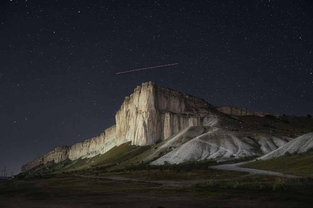 Белая скала Ак-Кая и звёзды