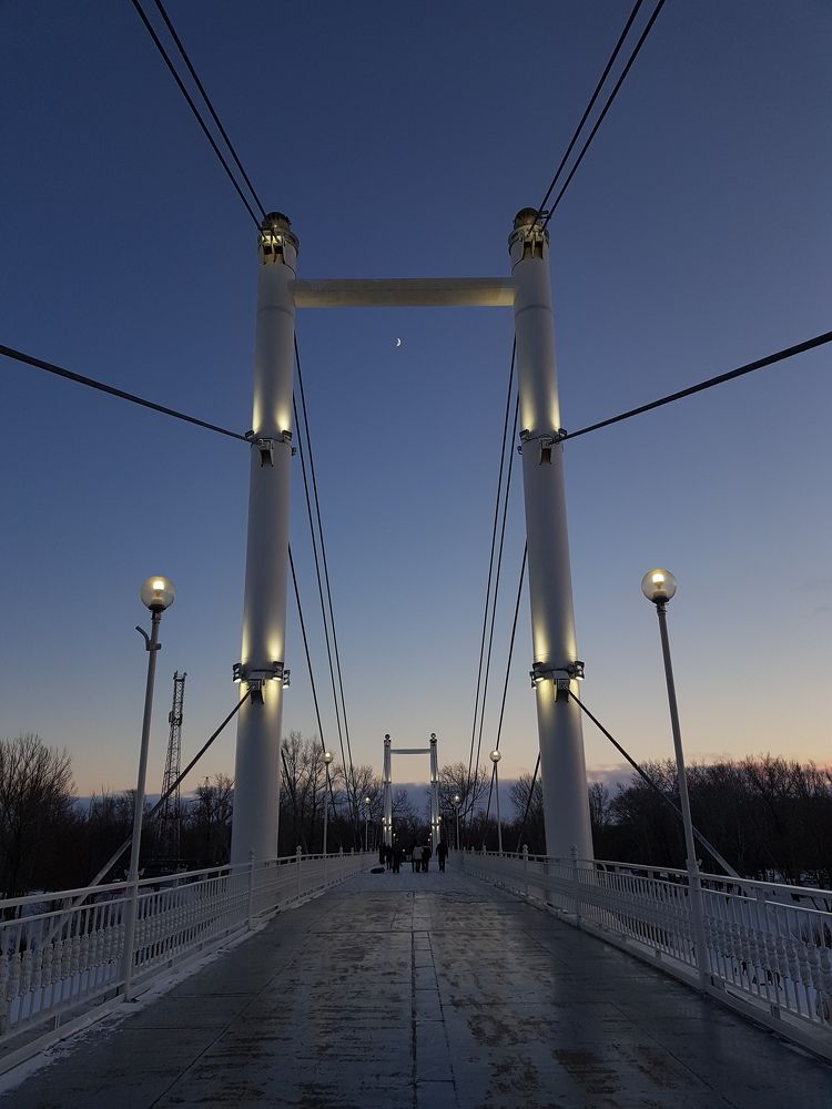 Под месяцем ясным