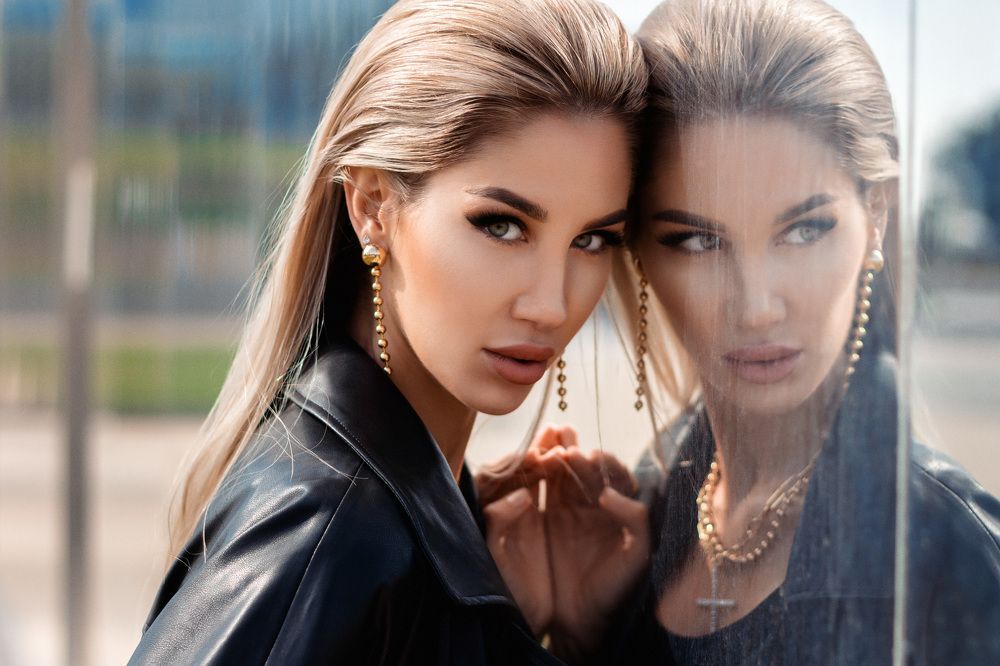 В отражении.