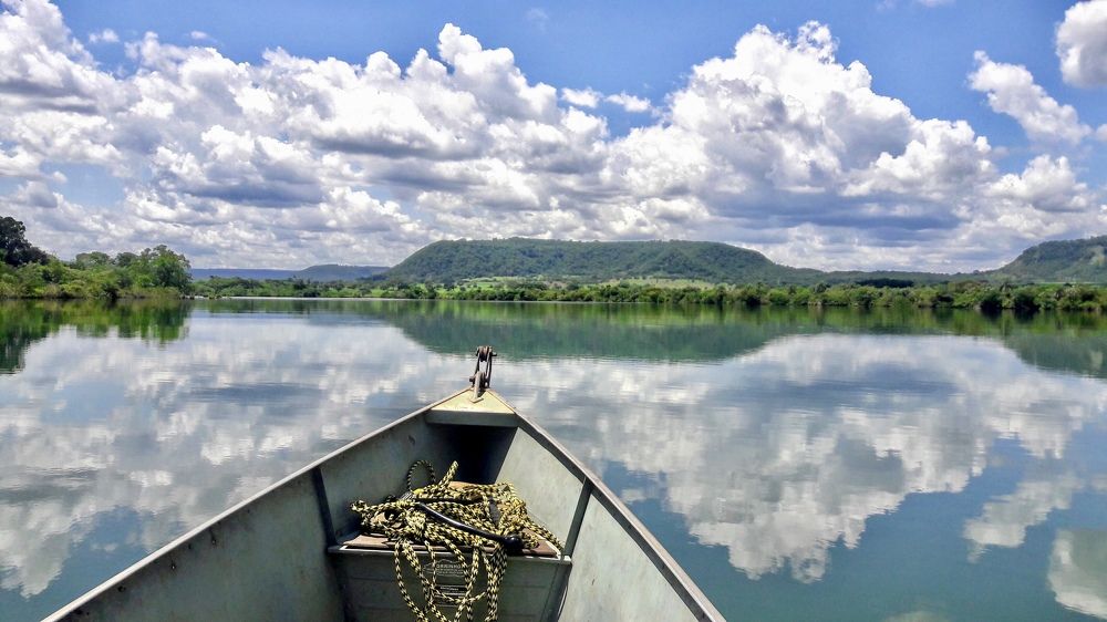 No horizonte reflexo no rio