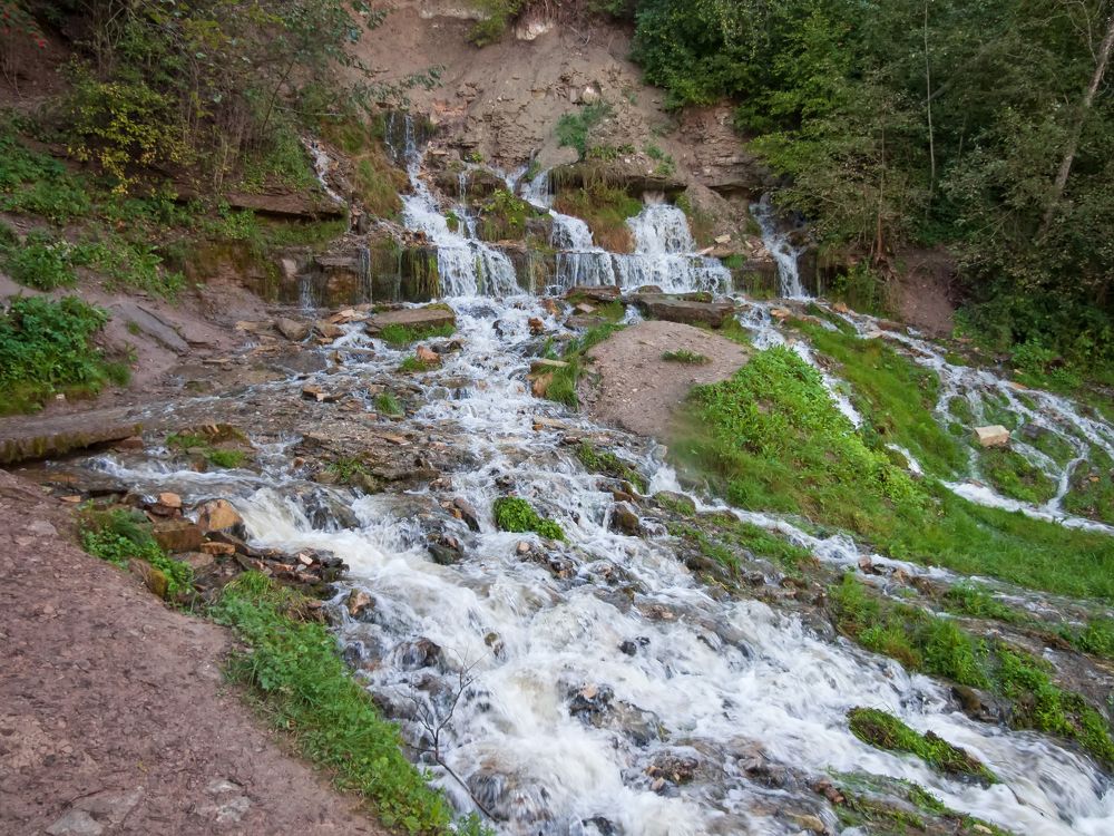 Псковская область. Древнее городище и пещера в Камно, мельница в Неелово, водопад Словенские Ключи