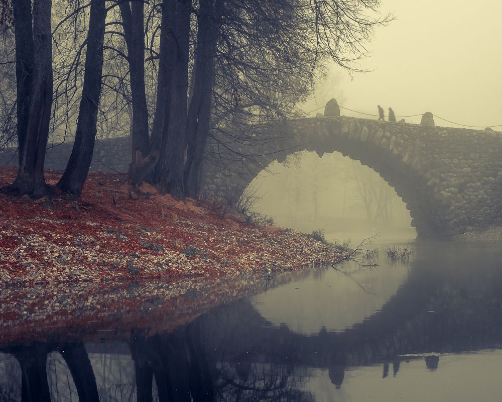 Валунный мост в туманный день. Усадьба Василёво, Тверская область, Россия. Ноябрь 2021. Boulder bridge on a foggy day. Vasilevo Manor, Tver region, Russia. November 2021.