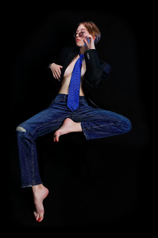 Синий, черный и девушка