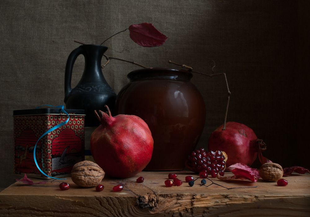 Натюрморт с гранатами и орехами