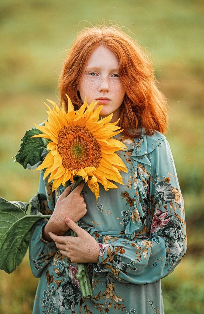 Девушка и подсолнух