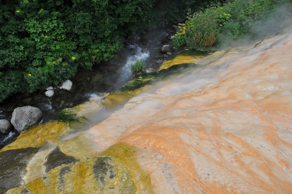 Разноцветный гейзерит