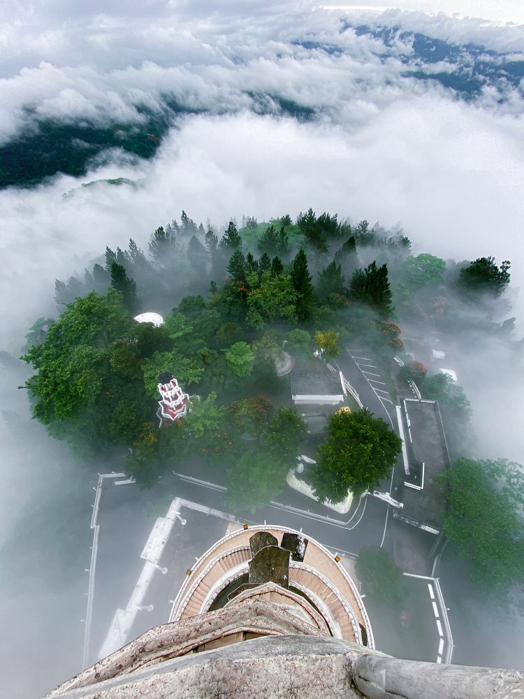 Misty day at ambuluwawa