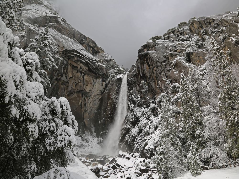 Водопад Брайдалвейл под снегом.