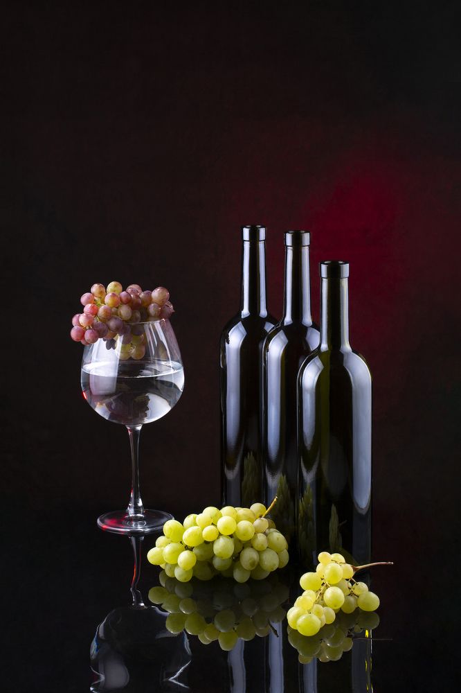 Натюрморт с виноградом и вином