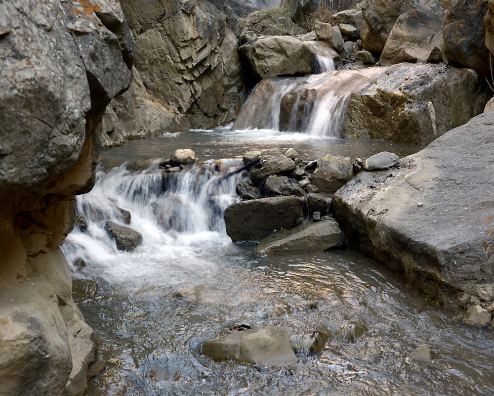 Река среди гор