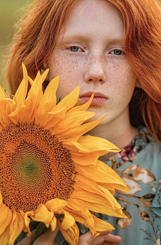 Взрослеющая девочка с подсолнухом