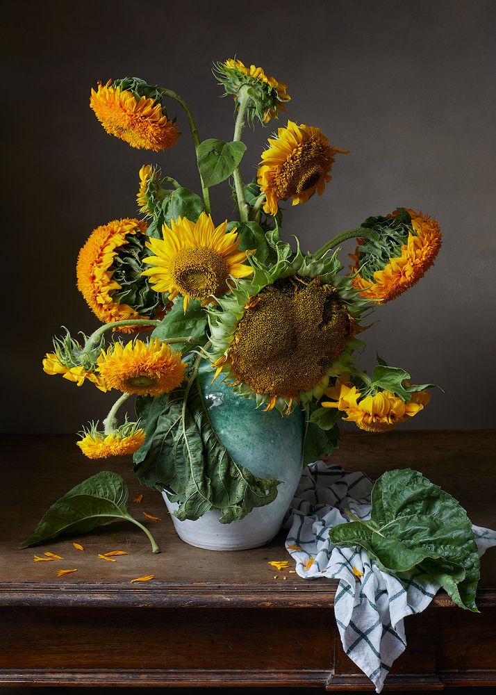 Букет подсолнухов с лёгкой ноткой грусти