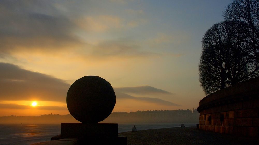 В Петербурге надо обязательно встретить рассвет на Стрелке Васильевского Острова.