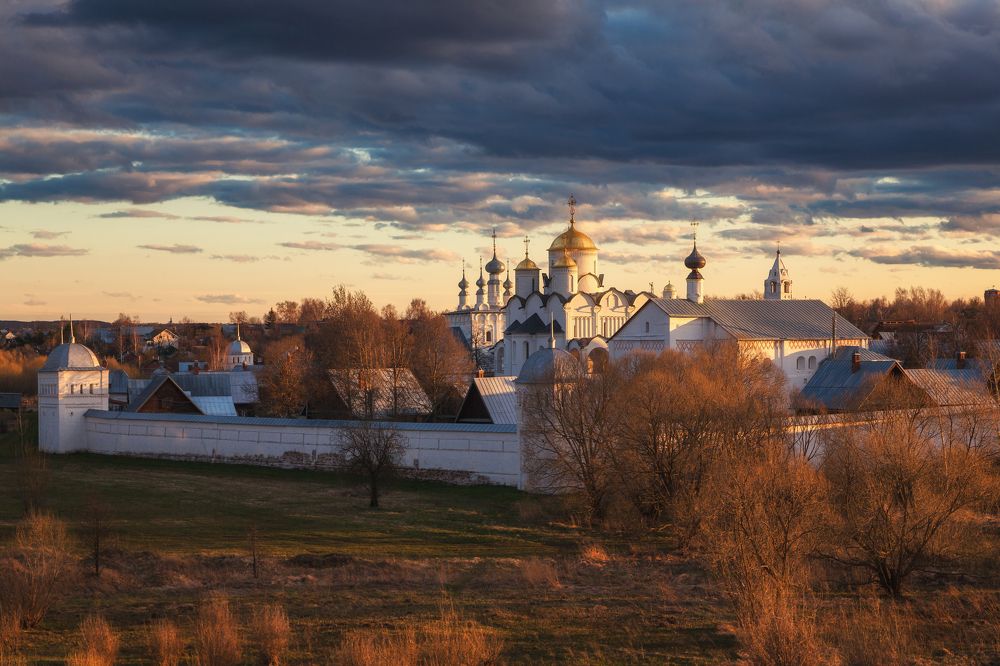 Апрельский закат над монастырём