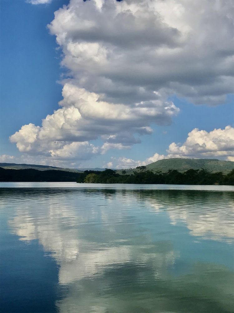 Reflexo das nuvens no rio