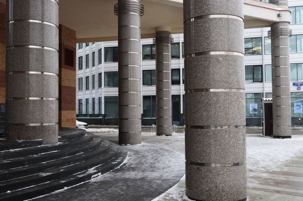 Колонны офисного здания. Москва