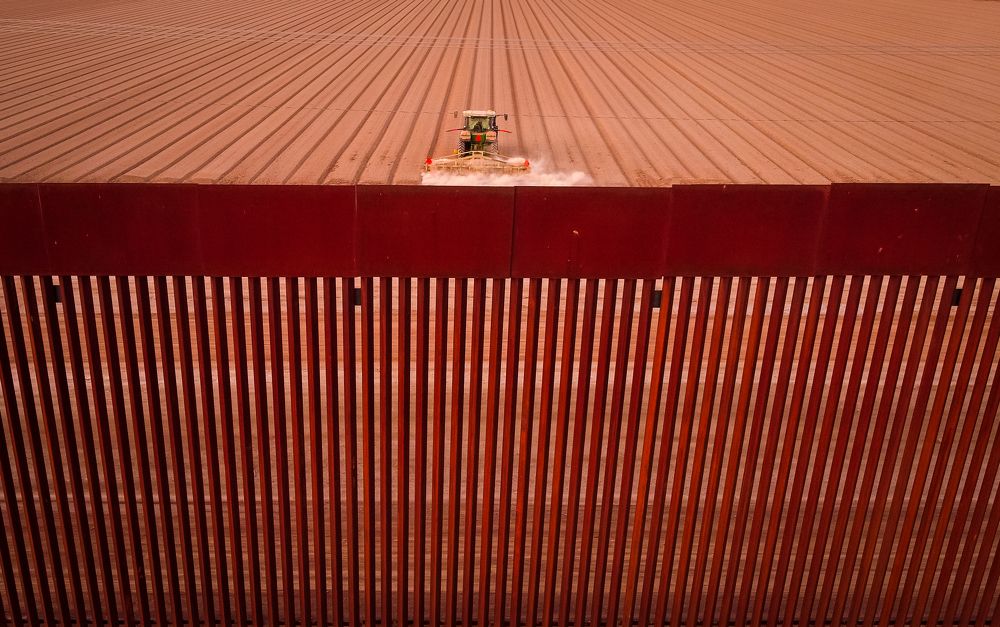 The lines of the wall on the border